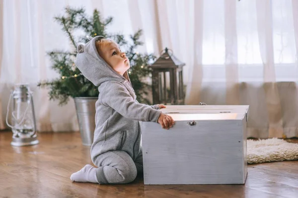 Junge im weihnachtlichen Interieur — Stockfoto