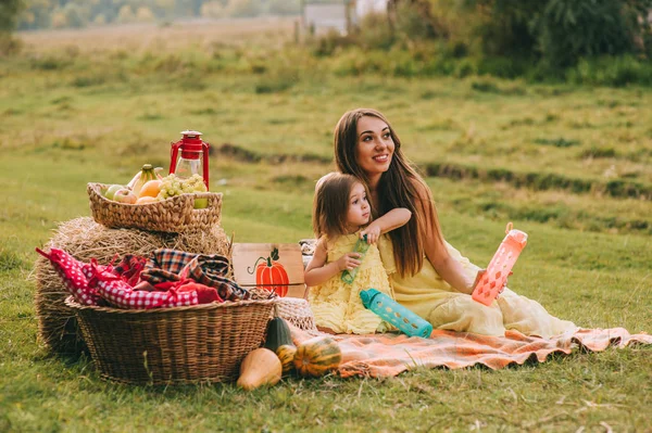 Mère et fille ont pique-nique — Photo