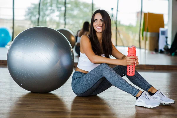 Mujer joven con botella — Foto de Stock