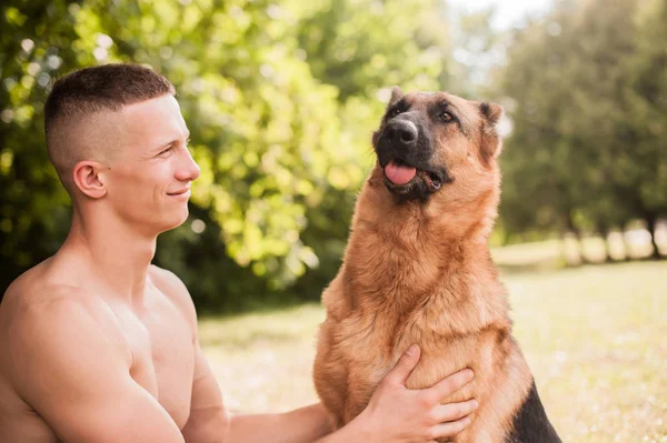 Atletický muž a pes — Stock fotografie
