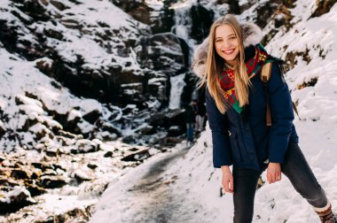 Kış ormanındaki kadın