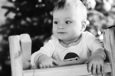 çocuğa Noel ağacı