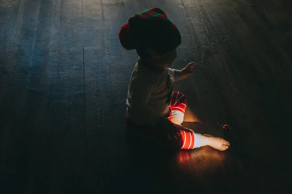 Menino de chapéu de elfo — Fotografia de Stock
