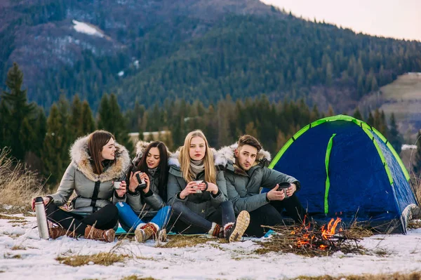 Young people in mountains — Stock Photo, Image