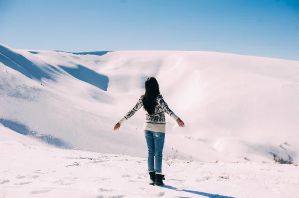 Młoda kobieta w zaśnieżonych górach — Zdjęcie stockowe