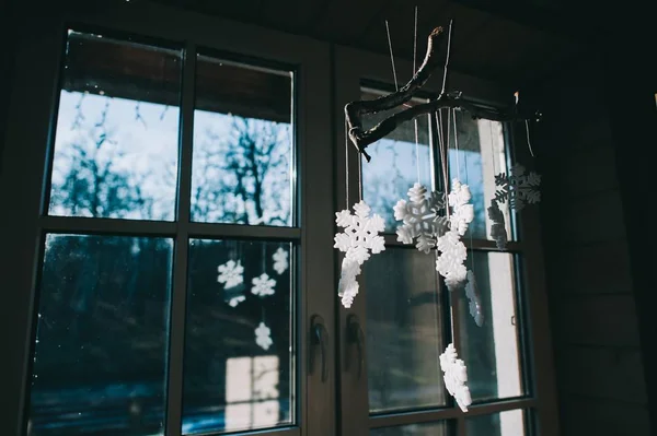 Guirlande de flocons de neige sur fenêtre — Photo