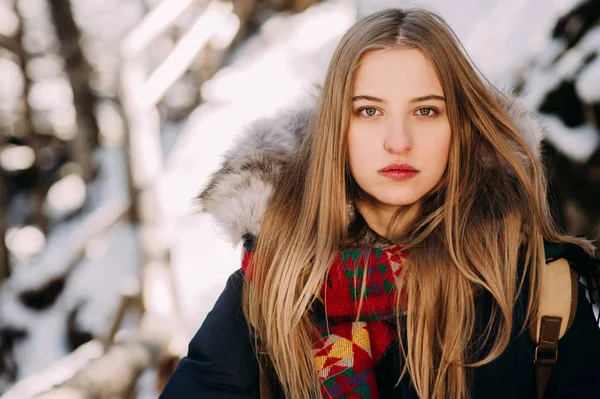 Mulher na floresta de inverno — Fotografia de Stock