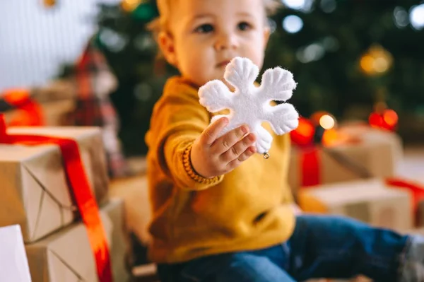 Маленький мальчик держит снежинку — стоковое фото