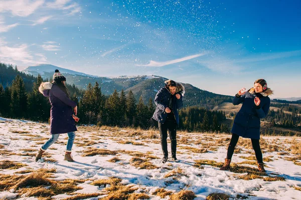 Jóvenes en las montañas — Foto de Stock