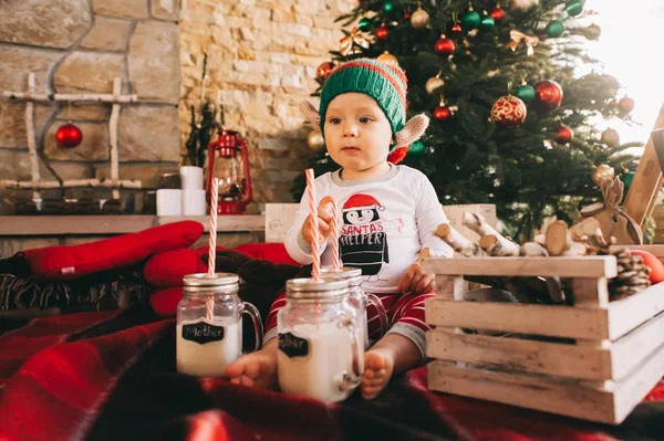 Junge in der Nähe von Weihnachtsbaum — Stockfoto