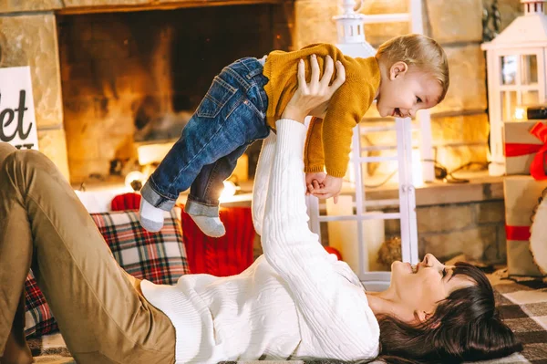 Anne ve oğlu şömine yakın — Stok fotoğraf