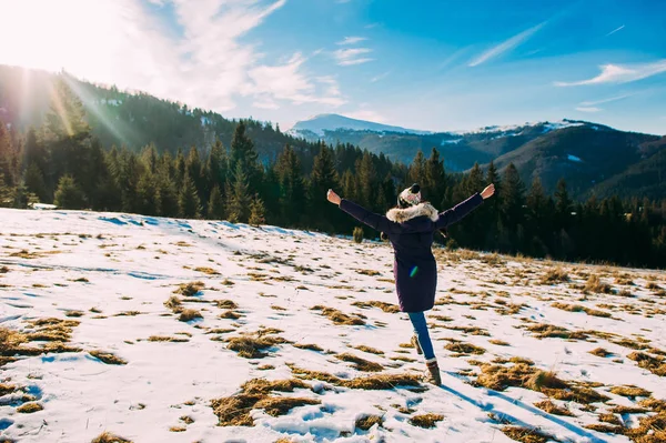 Femme marche dans les montagnes — Photo