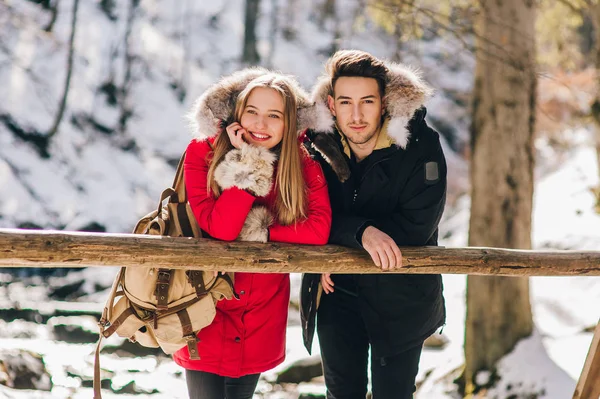 Jeune couple en forêt — Photo