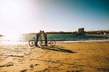 Bisiklet ile genç bir çift