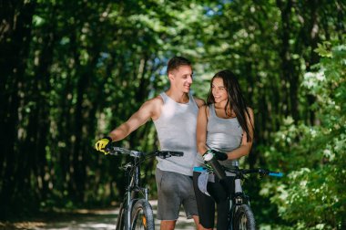 Bisiklet ile genç bir çift