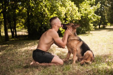 atletik insan ve köpek