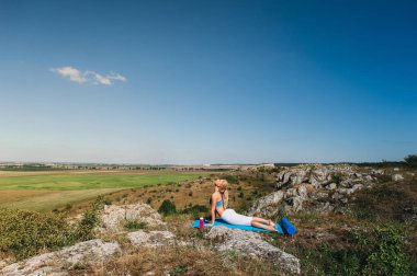 Yoga yapan genç kadın.
