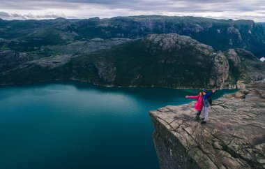 Norveç'te cliff üzerinde aşık Çift
