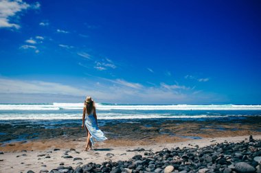 Kumsalda genç bir kadın