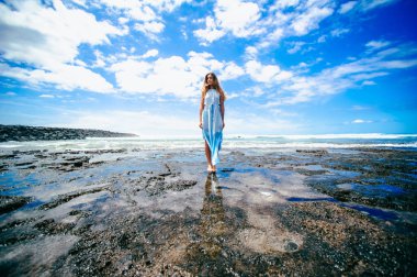 Kumsalda genç bir kadın