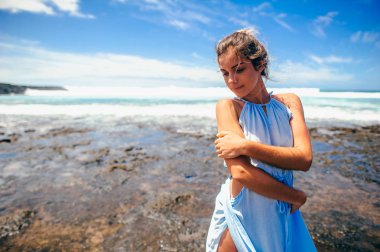 Kumsalda genç bir kadın