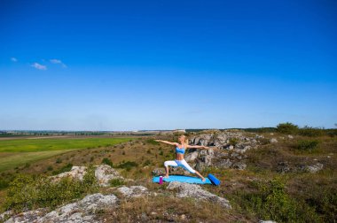 Yoga yapan genç kadın.