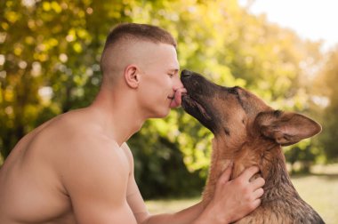 atletik insan ve köpek