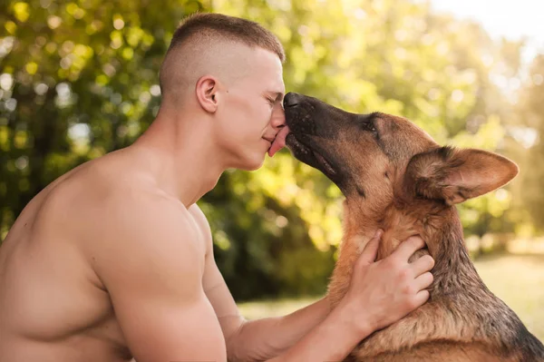 Atletický muž a pes — Stock fotografie