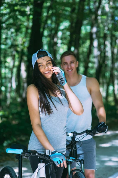 Pareja joven con bicicletas —  Fotos de Stock