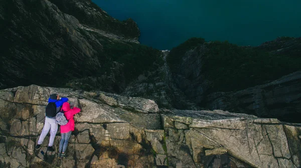 Norveç'te cliff üzerinde aşık Çift — Stok fotoğraf