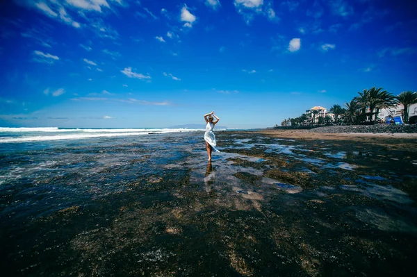 Jeune femme sur la plage — Photo