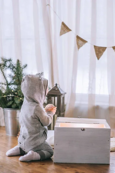 Junge im weihnachtlichen Interieur — Stockfoto