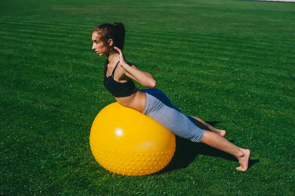 Žena se účastní fitness — Stock fotografie