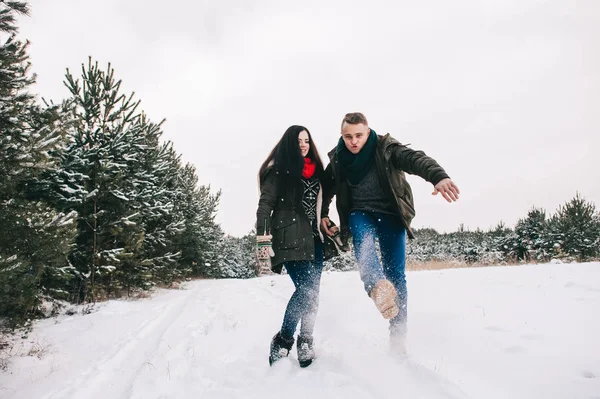 Couple aimant en hiver — Photo