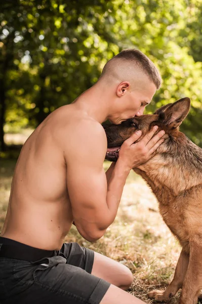 Спортсмен и собака — стоковое фото