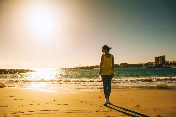 Jonge vrouw op strand — Stockfoto