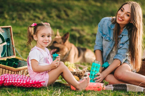 Madre e hija tienen picnic —  Fotos de Stock