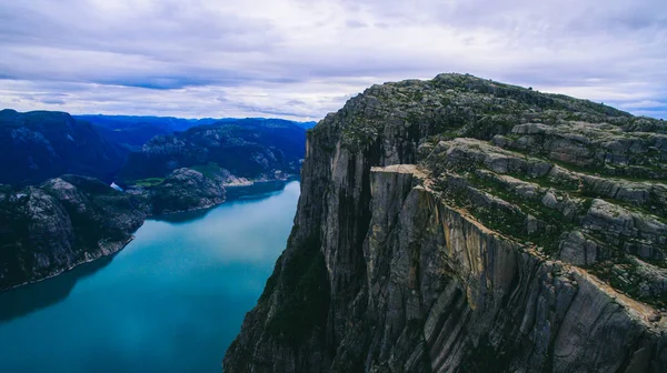 Hermosas montañas noruegas — Foto de Stock