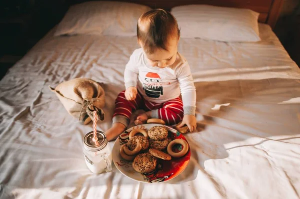 Menino comendo biscoitos — Fotografia de Stock