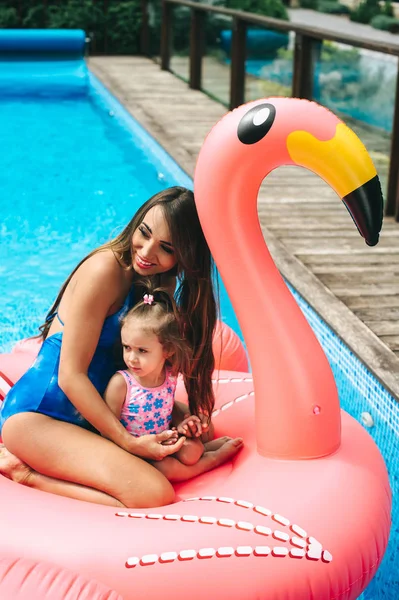 Madre e figlia vicino piscina — Foto Stock