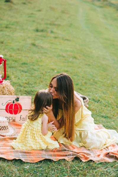 Mère et fille ont pique-nique — Photo