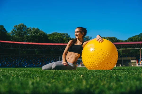 Kvinna inblandad i fitness — Stockfoto