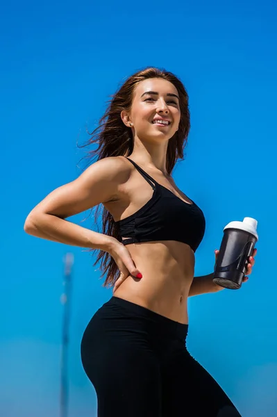 Fitness tjej med shaker — Stockfoto
