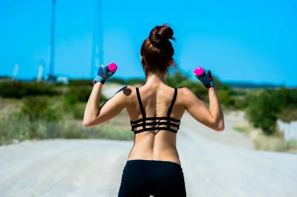 Donna coinvolta nel fitness — Foto Stock