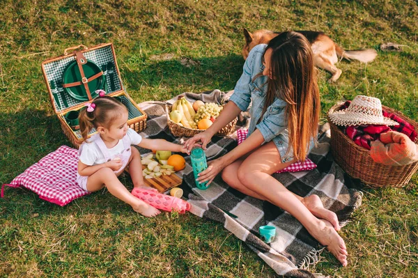 Mère et fille ont pique-nique — Photo