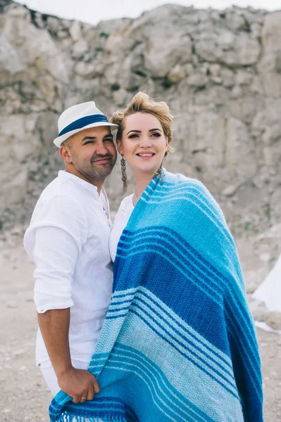 Mulher e homem na pedreira de pedra — Fotografia de Stock