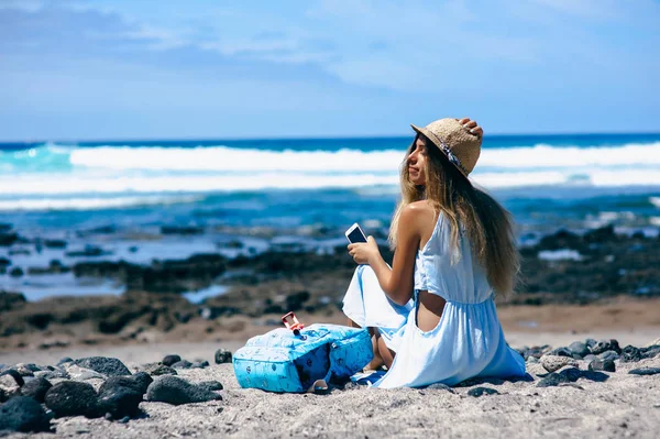 Ung kvinna på stranden — Stockfoto