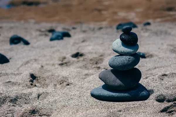 Steine balancieren am Strand — Stockfoto