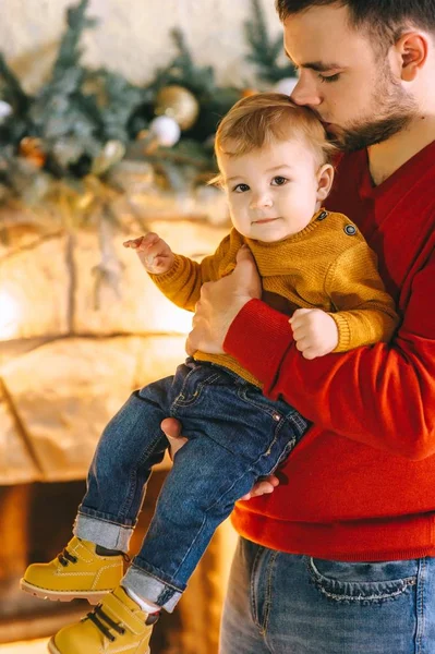 Baba ve oğul Noel iç — Stok fotoğraf