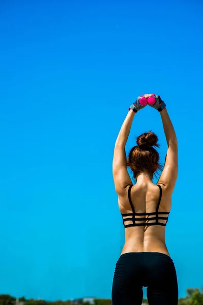 Mujer involucrada en fitness — Foto de Stock